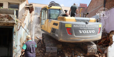 Nazilli Belediyesi’nden Güvenli Şehir İçin Bir Adım Daha: 3 Metruk Bina Yıkıldı