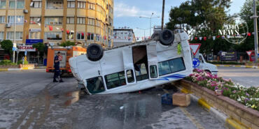 Nazilli'de Korkutan Kaza: İki Servis Minibüsü Çarpıştı, 3 Kişi Yaralandı