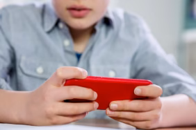 ogrenci-telefon-cocuk-telefon-getty-2103734